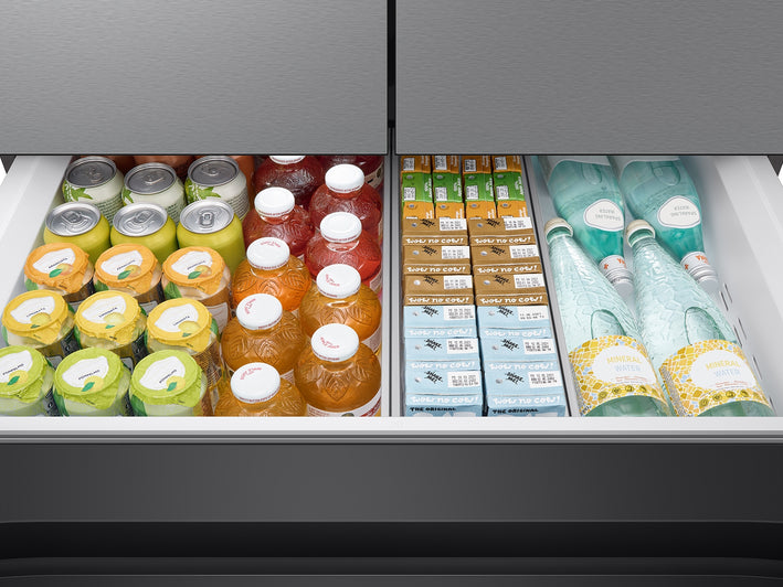 Bespoke 4-Door French Door Refrigerator (23 cu. ft.) with Beverage Center™ in Stainless Steel (RF23BB8600QLAA)