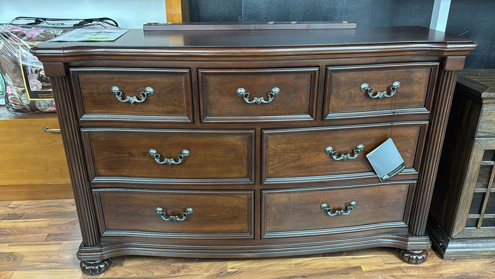 Lavinton 7 Drawer Dresser